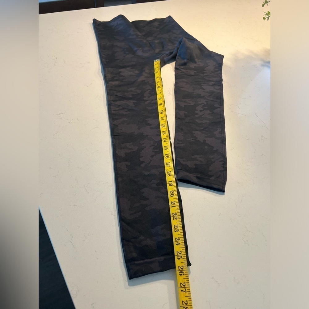 Spanx Cropped Look at Me Now Black Camo Leggings size 1X - Picture 3 of 14